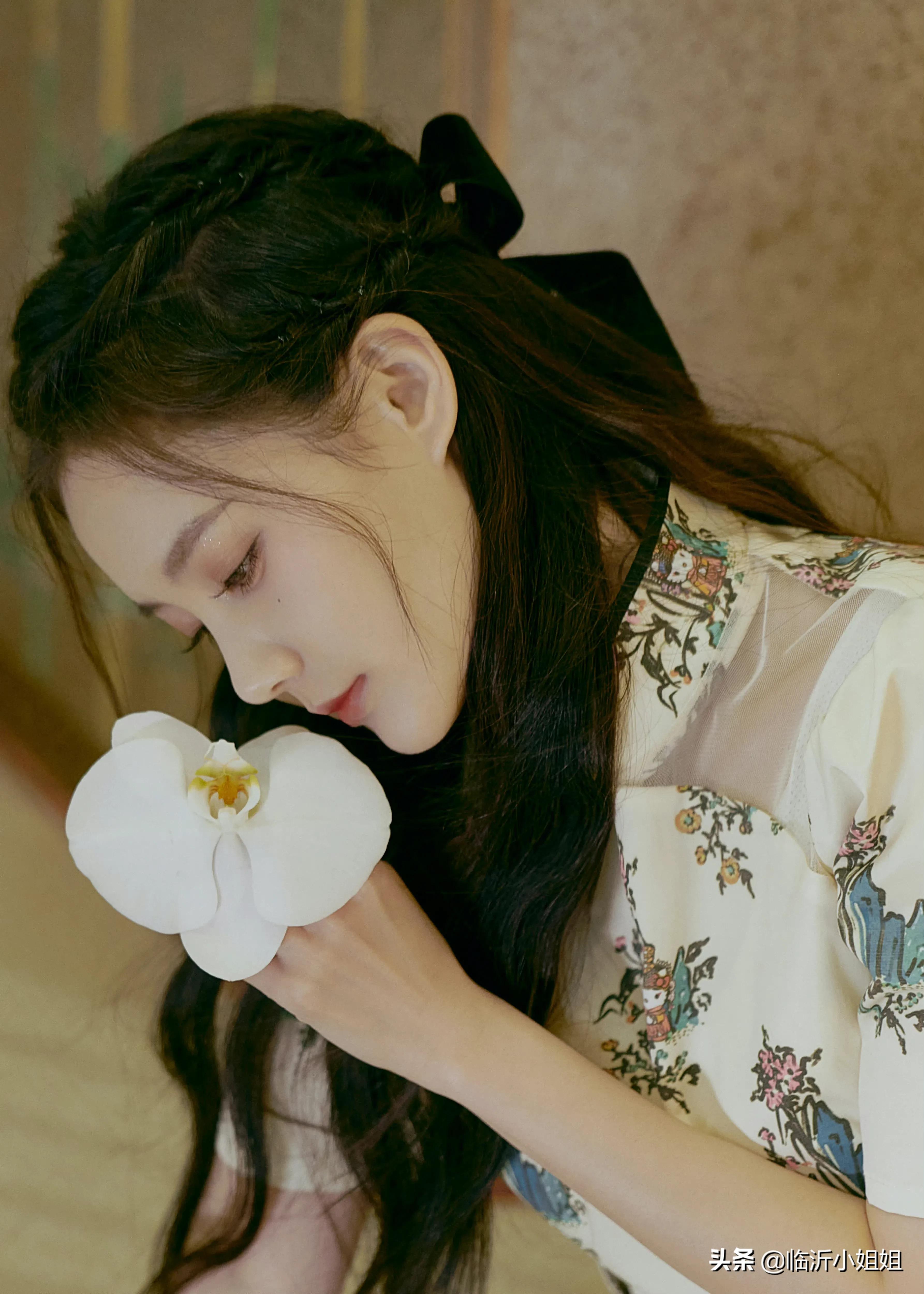 李一桐，出水芙蓉般的美貌少女，柔情似水的气息，美爆啦