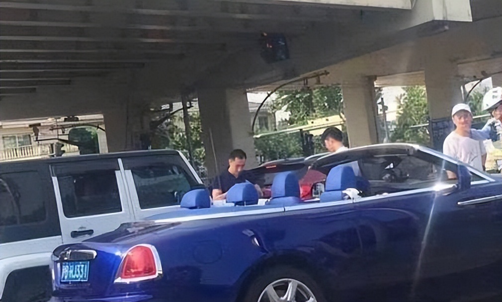 王思聪开800万的豪车，李泽楷靠自己赚2千亿，却才开奥迪A8而已