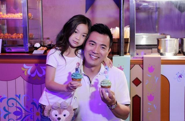 女足夺冠了，这个54岁的男人在演播厅哭了