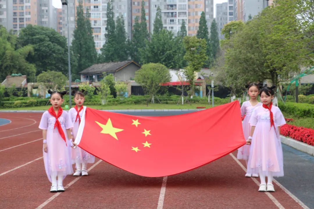 成都市双流区实验小学外国语学校举行月季花中队升旗仪式