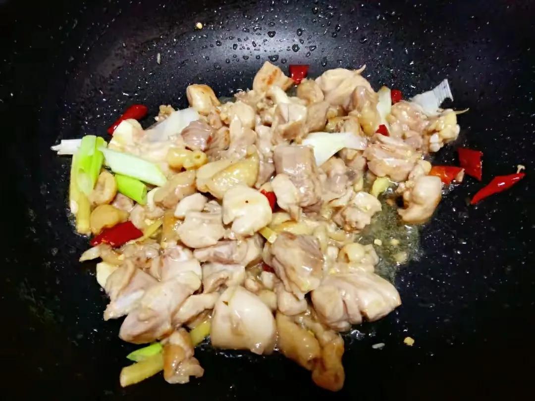 炖鸡块，鸡块焯水就错了，难怪腥气发柴不好吃，大厨：这样做才对