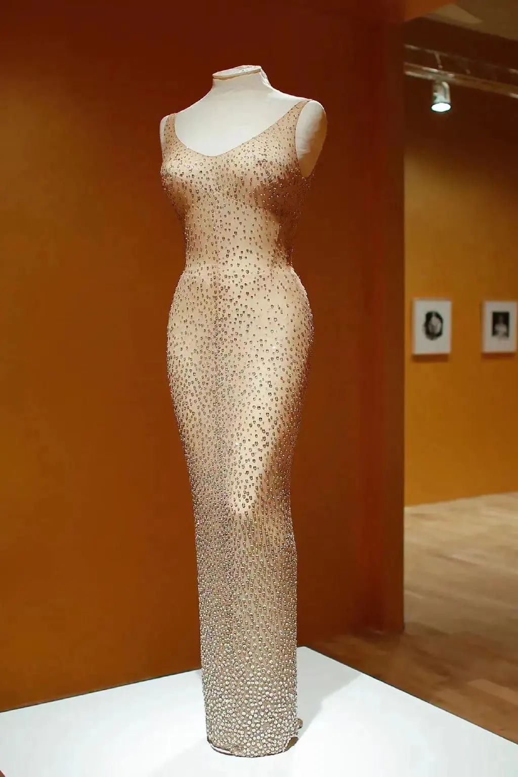 “被穿坏”的百万美金古董裙，到底是谁的错？