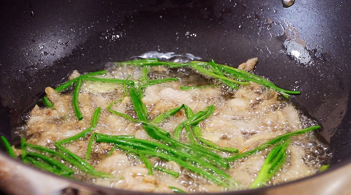 一道过年必备万能酱，一次做10斤，保存一个月不坏，拌饭拌面好吃