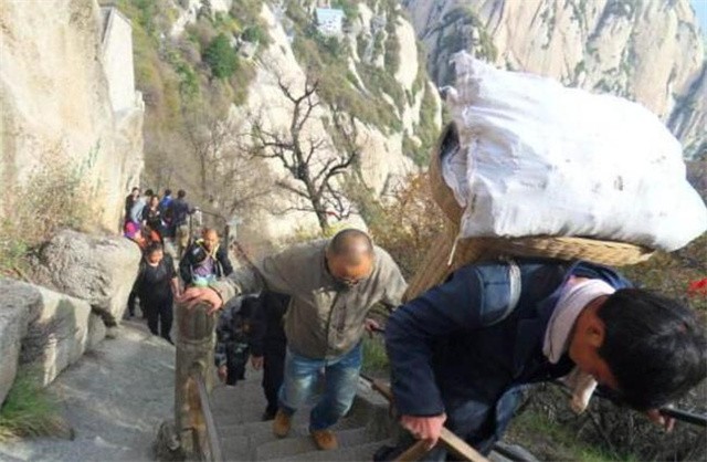 華山挑夫可能無人再接班：擔140斤走2公裡，賺的都是血汗錢