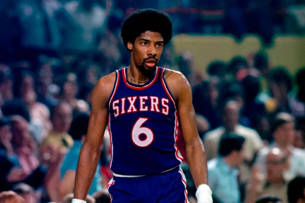 他也是最先在扣篮大赛上演"罚球线扣篮"的球员,他的空中单臂大回环