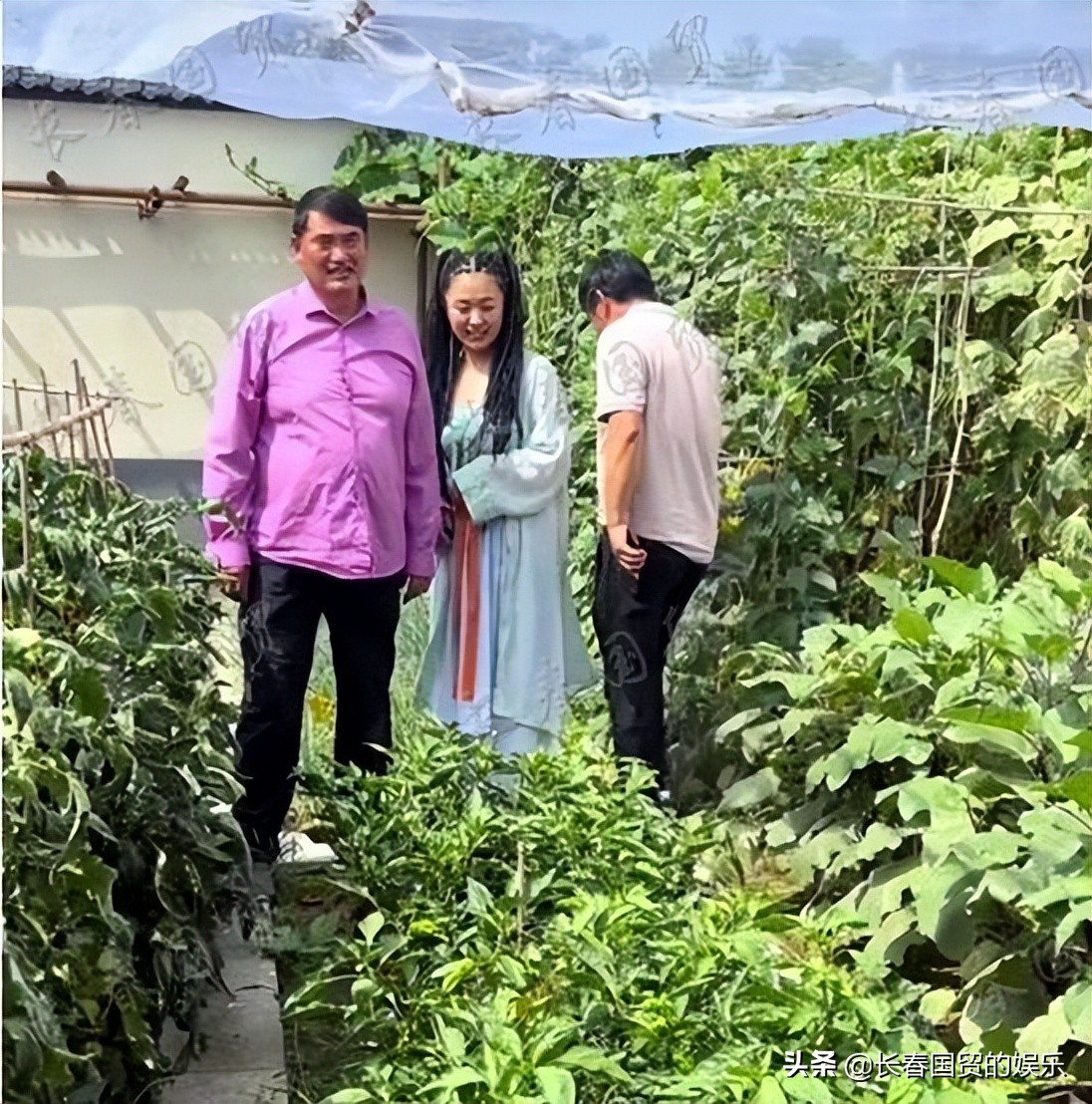 古装女粉丝在大衣哥家门口扫地，被质疑自我炒作蹭流量