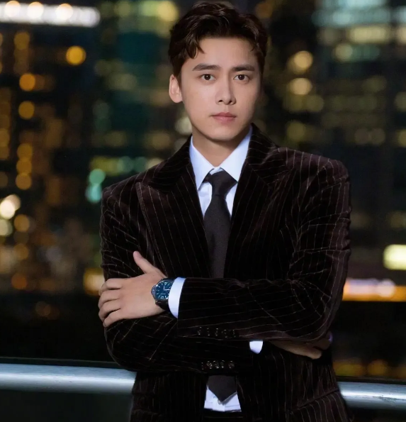 穿西装好看的男星只服这16位,个个英俊潇洒,妥妥的男神范
