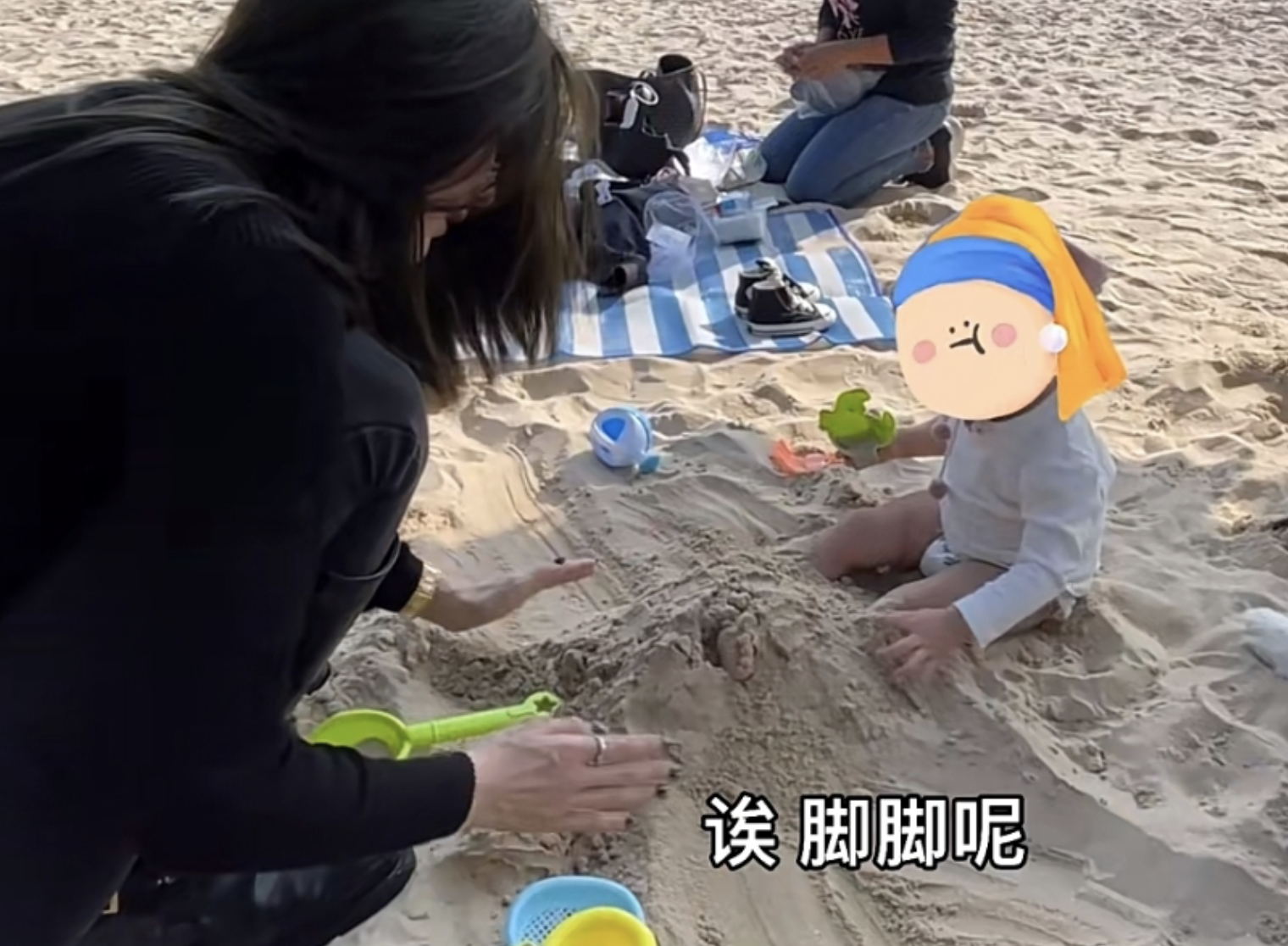 林峯携妻儿海边度假，拥女儿入怀被喊爸爸，格格大脑门被赞有福气