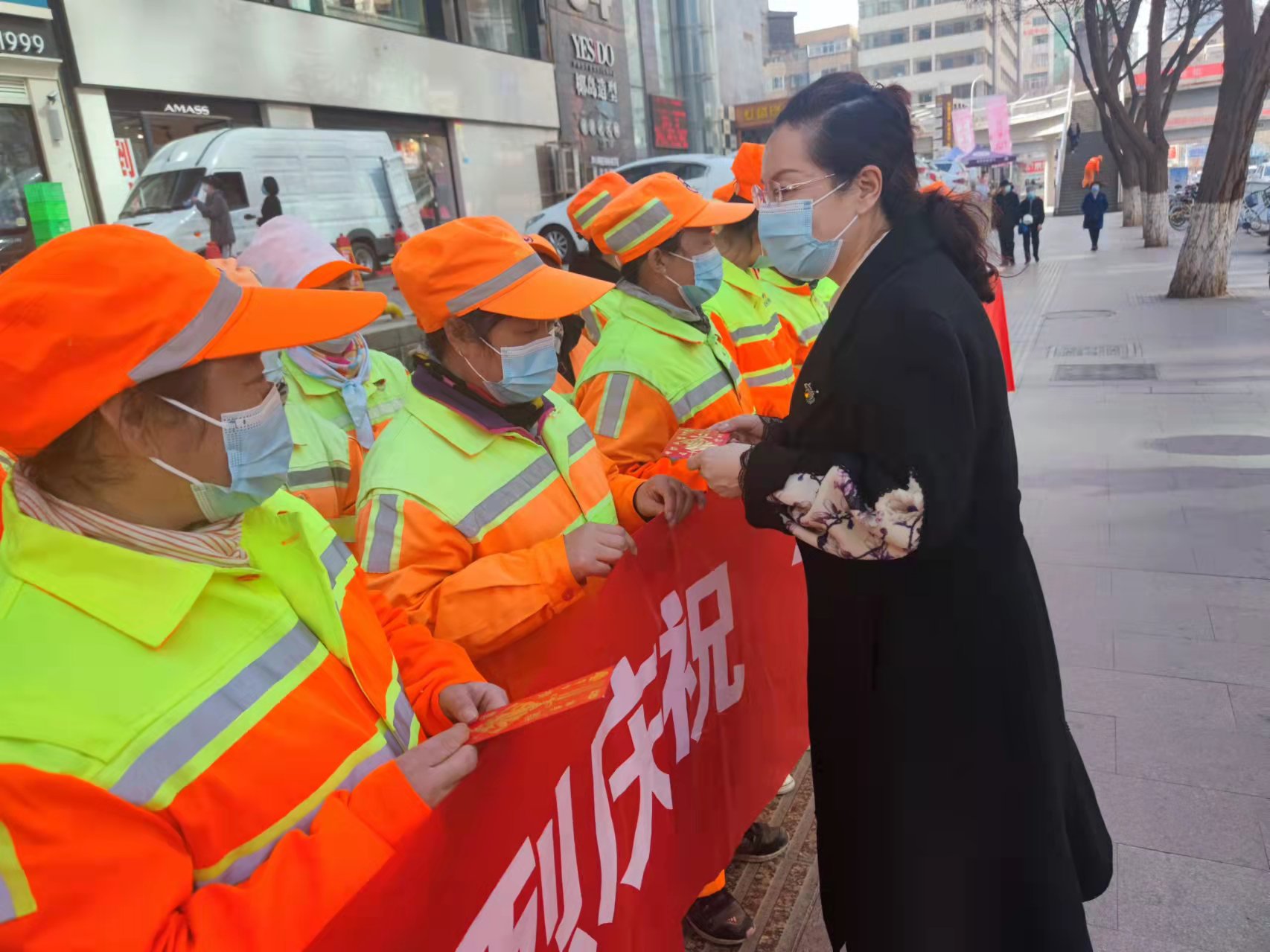 坚守岗位 绽放芳华——致敬最美巾帼奋斗者