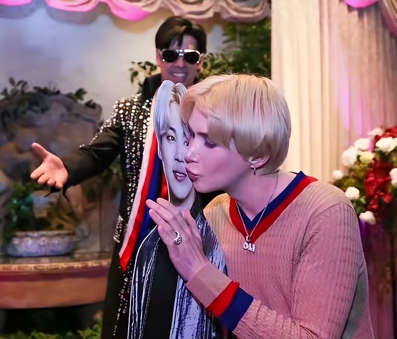 跟踪狂、翻垃圾、闻口罩、跟人形立板结婚…病态式追星该治治了