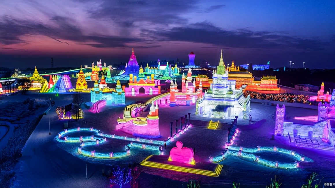 哈尔滨是冬季旅游的人们打卡地,无论是雪乡还是哈尔滨冰灯,雾凇奇观等