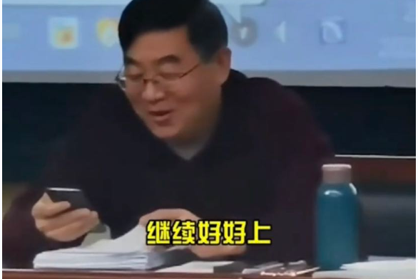 甘肃一985大学男生，翘课被老师发现，师生对话引起其他学生爆笑