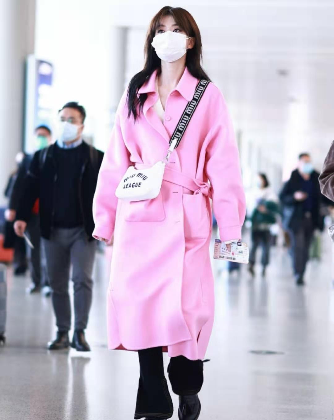 "乔欣"气场不输超模,穿粉色大衣配黑色喇叭裤,休闲利落很大气