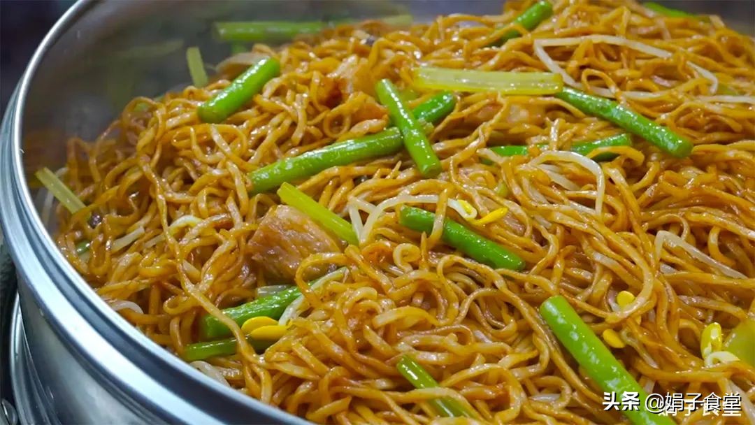 面条别水煮，放锅里简单一蒸，筋道、爽滑、入味，一次3碗吃不够