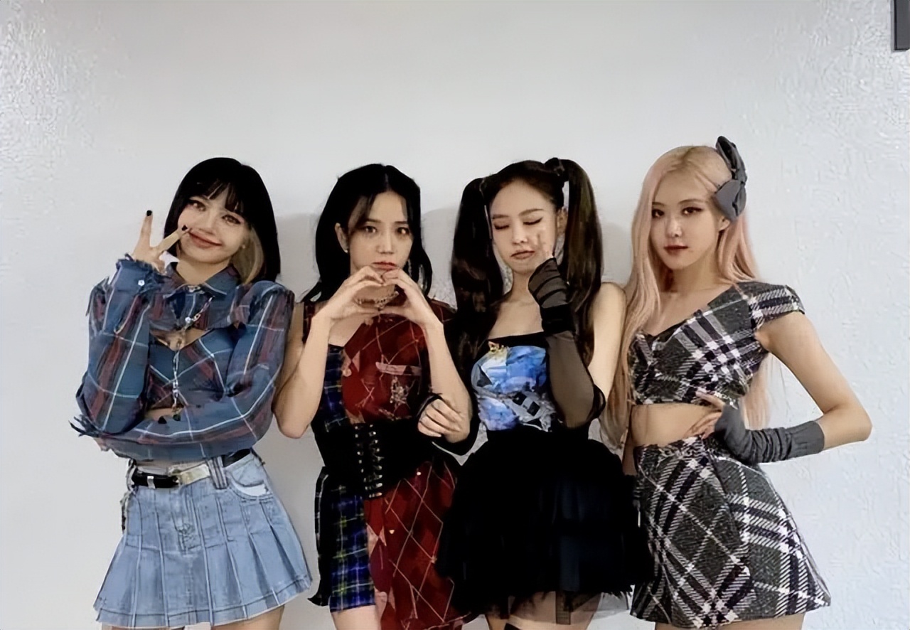 跟踪狂、翻垃圾、闻口罩、跟人形立板结婚…病态式追星该治治了