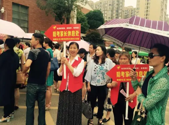 中考和高考当天，家长有必要“全天陪考”吗？机智的家长这样做