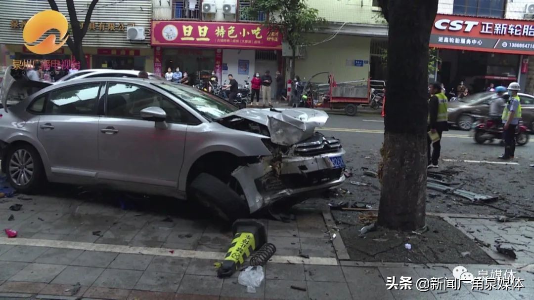 「惊险视频」泉州：特斯拉突然连撞上去 路人惊吓四散 有人受伤