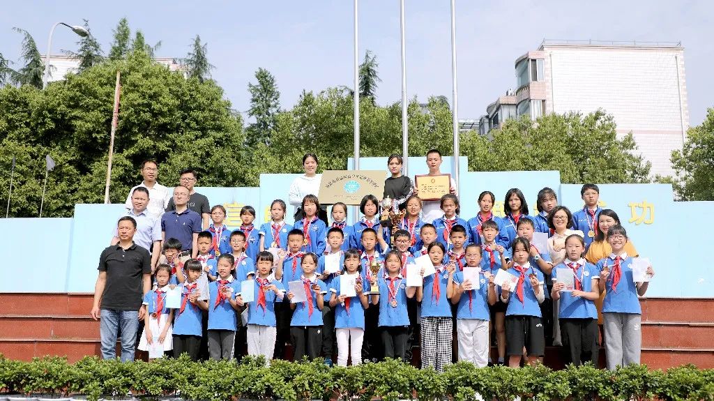 成都市双流区棠湖小学举行“5.25 我爱我”心理健康专题升旗仪式