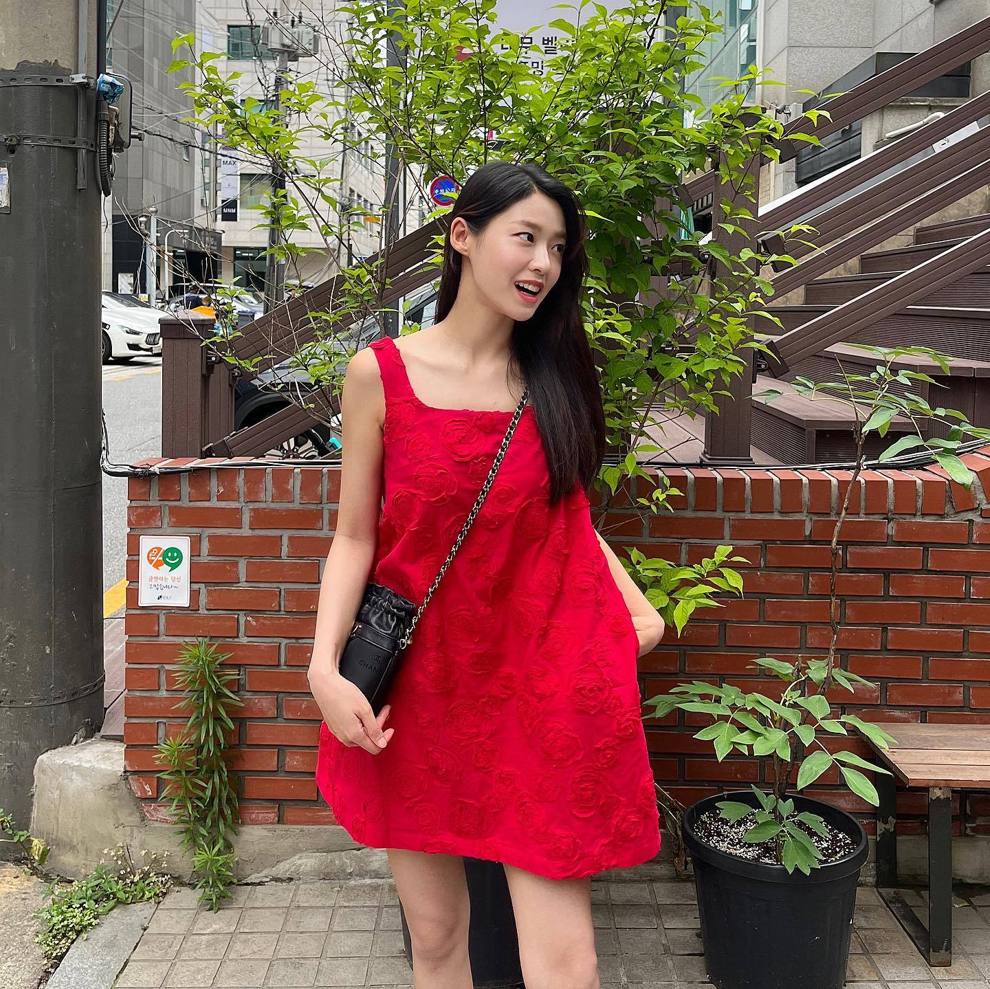 AOA雪炫无袖红裙，展示出众身材，无愧韩国“广告牌女神”称号