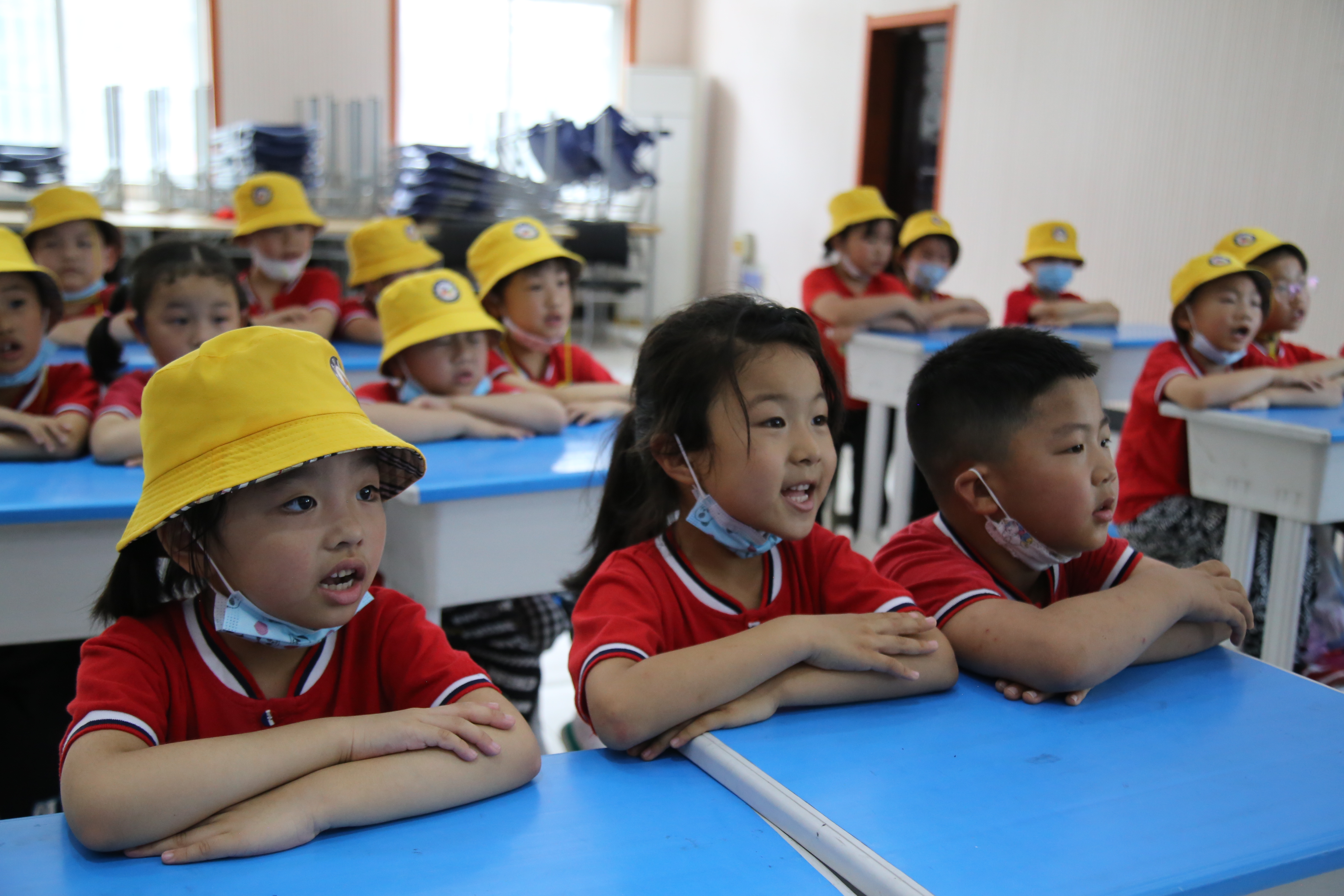 幼儿园孩子进东方红小学 体验小学生活