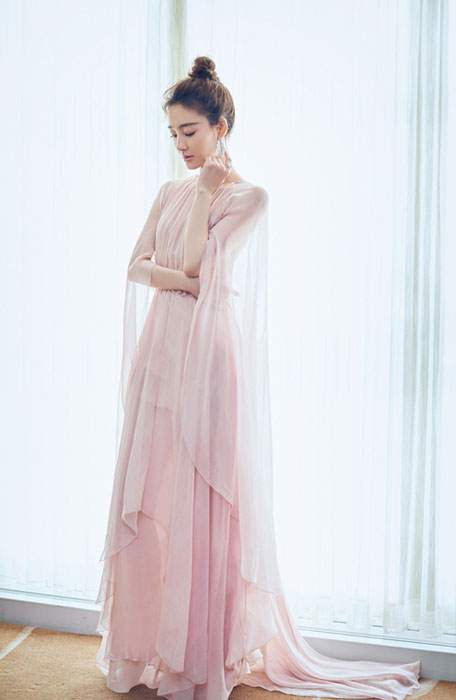 王丽坤粉色长裙造型 优雅轻灵英气十足