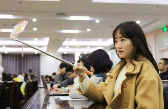 河南一女大学生手机摔坏，上课时表现反常，室友称其“灵魂出窍”