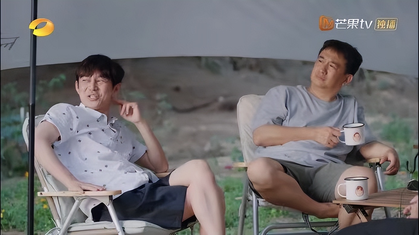 《向往的生活》暴露真相：何炅、黄磊都在敷衍，笑点全靠飞行嘉宾