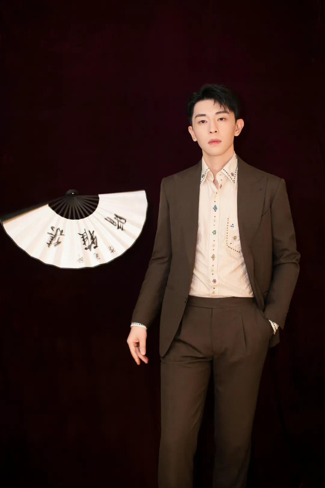 花样美男——邓伦青春气息十足图片