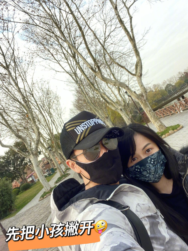 吴尊携老婆儿女出游，网友希望他内外兼修别塌房，获本尊暖心回复