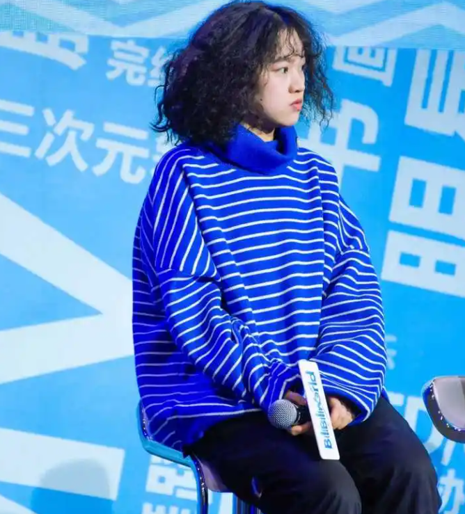 上海00后楼长获央妈认可，真实学历叫人惊艳，却因第一学历被嘲讽