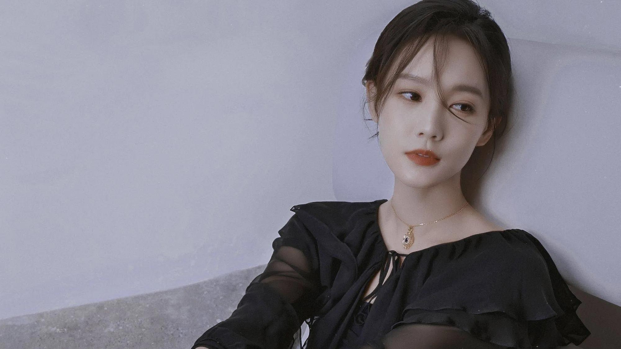 李一桐黑色蓬松长裙