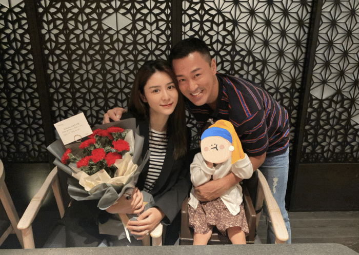 林峯携妻儿海边度假，拥女儿入怀被喊爸爸，格格大脑门被赞有福气