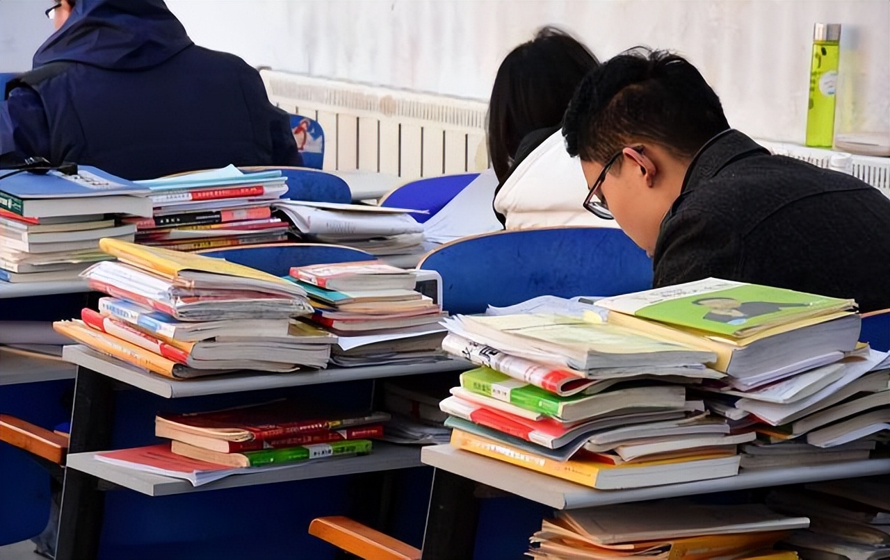 提早了解招生简章与专业目录，有助于报考选择，考研前要认真翻阅