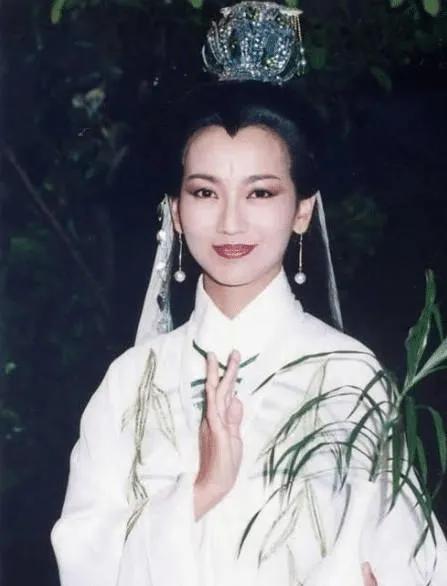 同是演观音，李玉刚公认不合格，刘涛勉强及格，而她无人敢评价