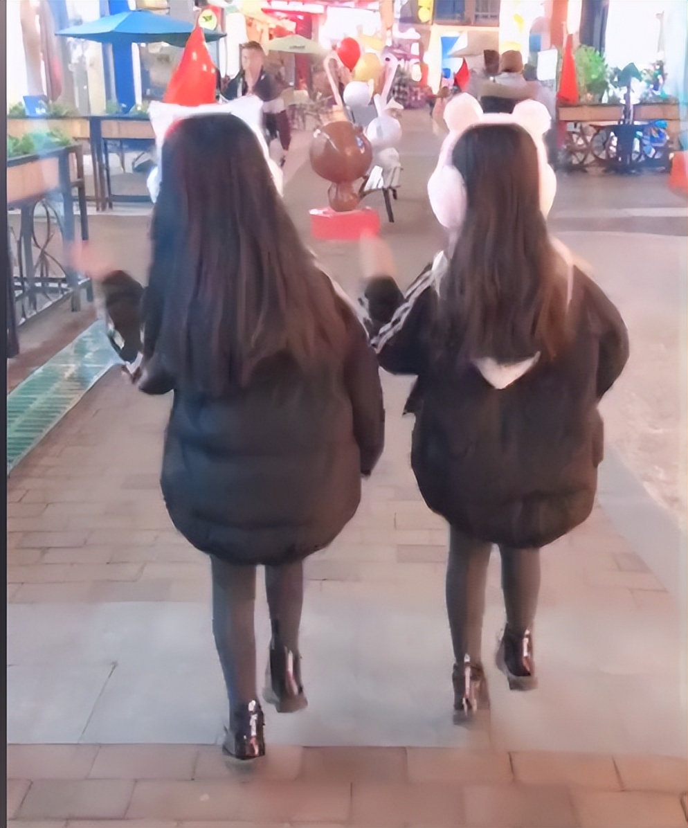 全网最默契姐妹花：“复制粘贴”双胞胎，自学跳舞圈粉1600万