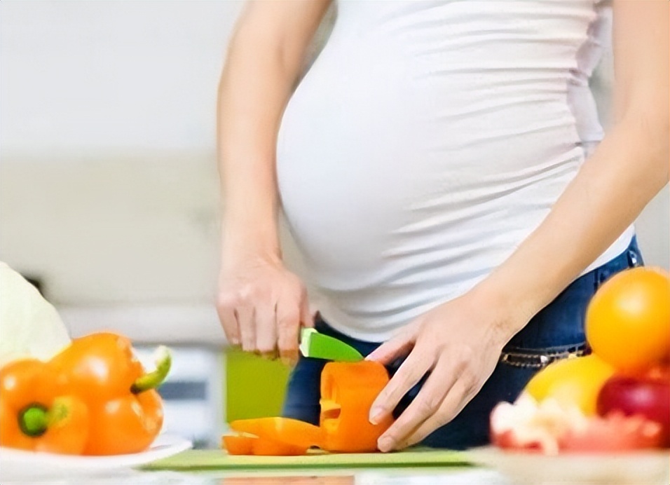 好友为辟谣姚张碧晨代孕晒照，心疼宝宝33周早产，仅1.76公斤