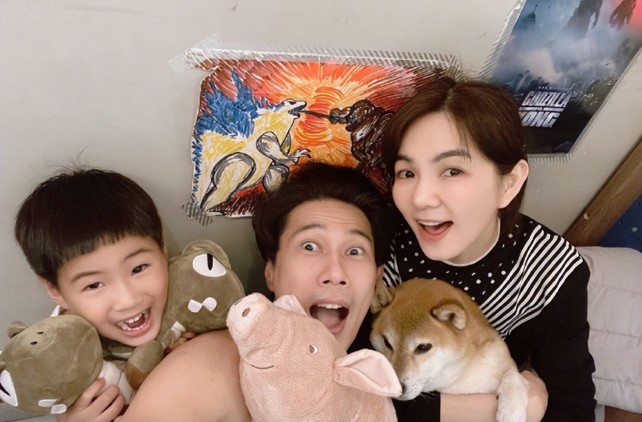 Ella晒全家福庆祝41岁生日，被老公儿子左右夹吻，一家三口超幸福