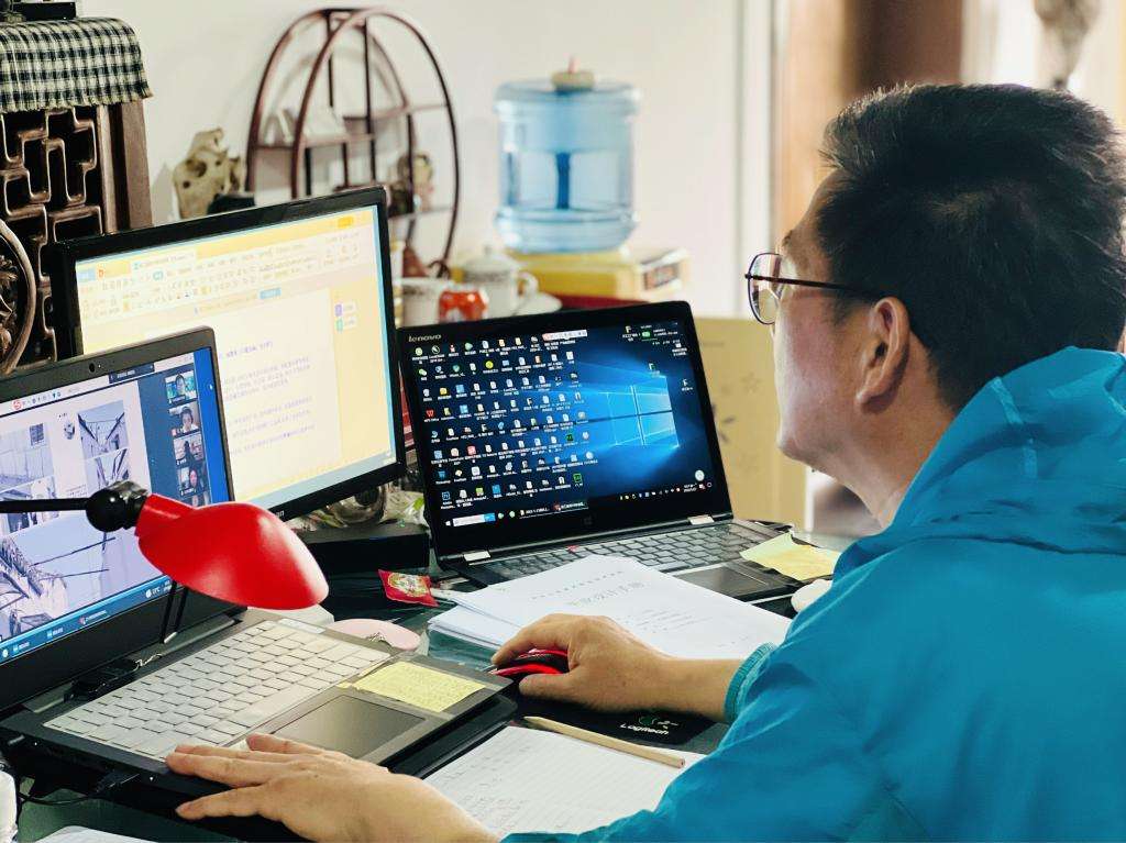 女大学生视频答辩，屏幕上出现“诡异小人”，真相让老师捧腹大笑