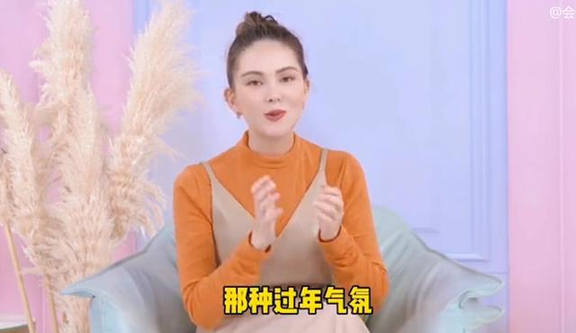 昆凌怀三胎后首次公开露面，全身照曝光身材变富态，5月孕肚抢镜