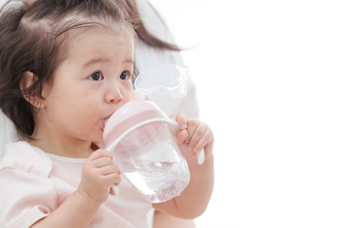 婴儿在没加辅食前不喝水  ​​​​​​​什么时候喂水