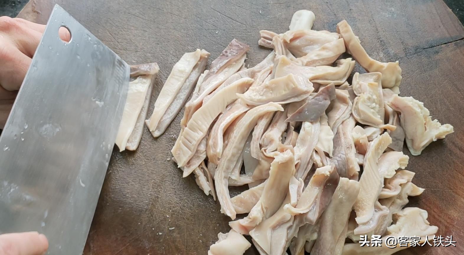 猪肚煲汤？广东人的做法最正宗，一开盖香扑鼻，汤色奶白特别好喝