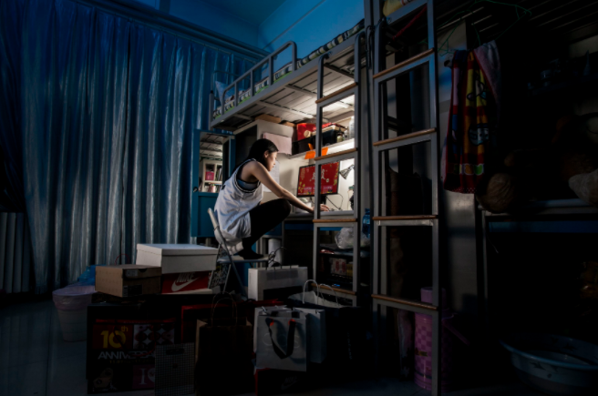 大学"阴间"宿舍走红,堪比大型"祭奠现场",室友看后睡意全无