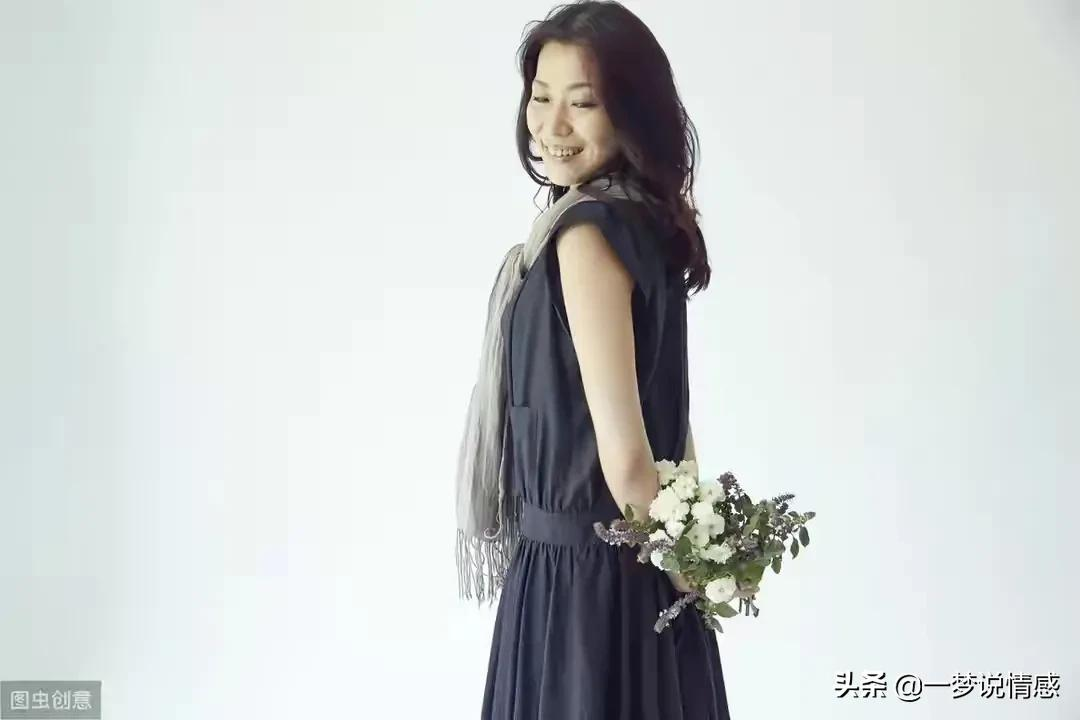 年过50岁的单身女人最喜欢哪种男人?听2个女人的心里话