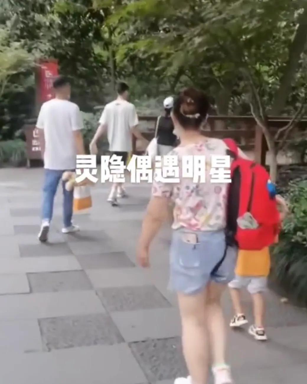 偶遇张嘉倪买超夫妇带娃出游，一家四口其乐融融，互动温馨有爱