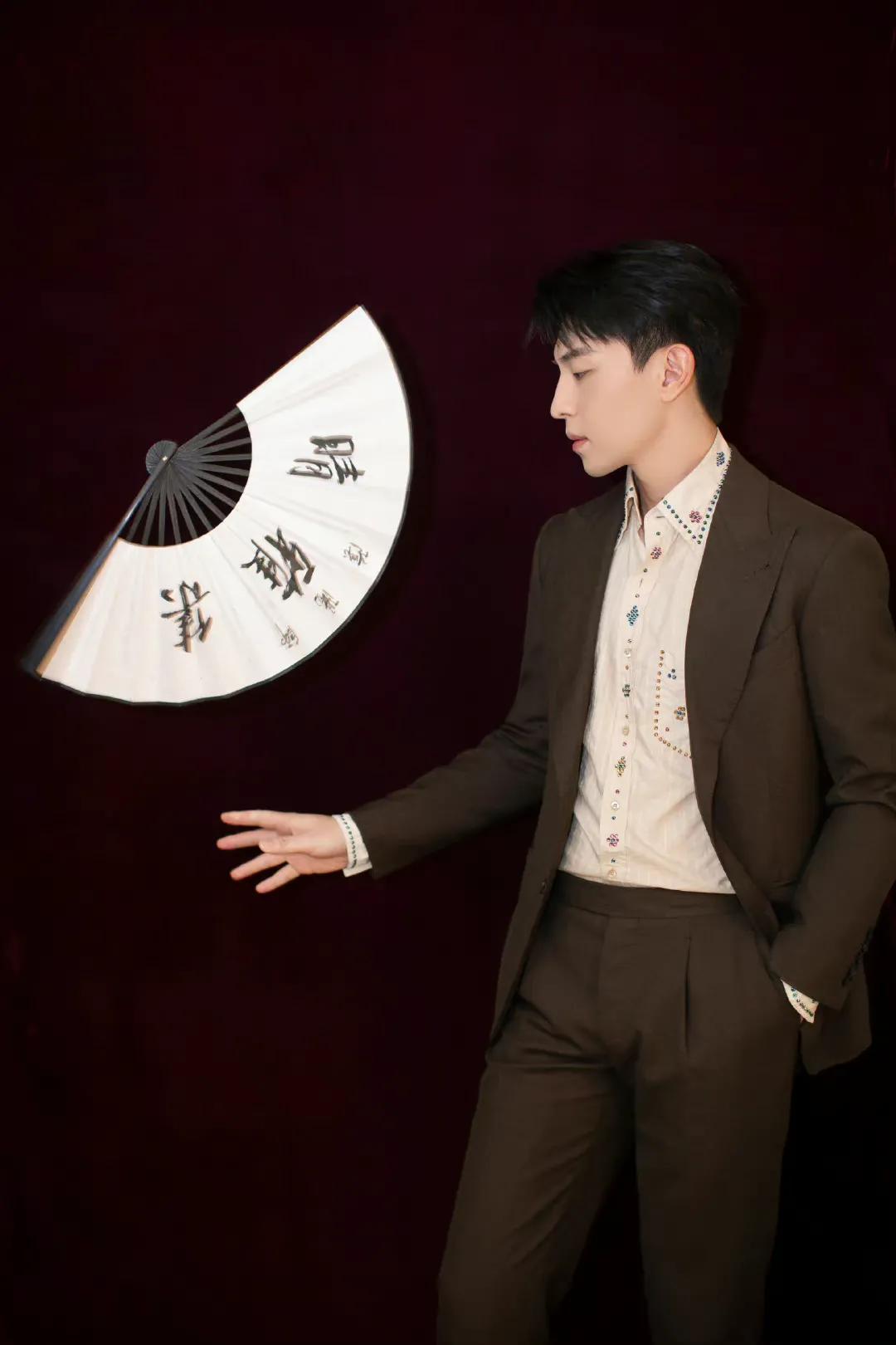 花样美男——邓伦青春气息十足图片