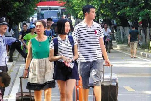 大学生“租房”成了常态，高年级学生说出真相，并不是因为钱多