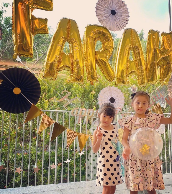 修杰楷好友晒照为波妞庆生，波妞打扮淑女涂指甲油，新发型好活泼