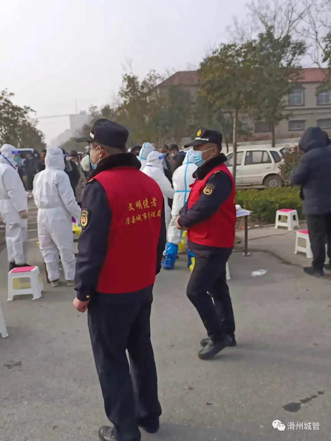 滑县“城管蓝”化身“志愿红”下沉道口镇街道助力抗疫