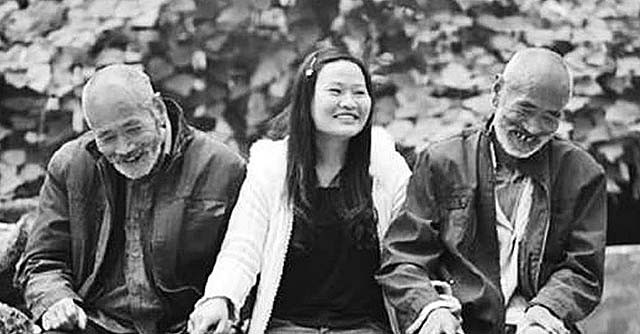 安徽光棍兄弟收养弃婴，给拖拉机装土赚奶粉钱，34年后女婴成教师