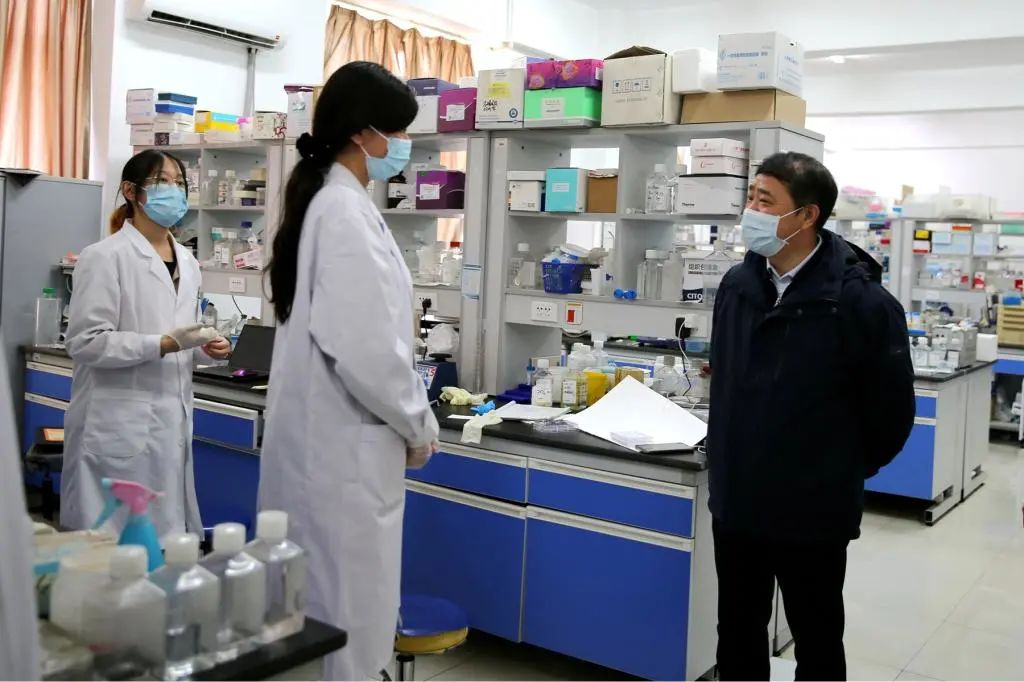 中国医科大学党委书记宫福清带队走访慰问在校师生